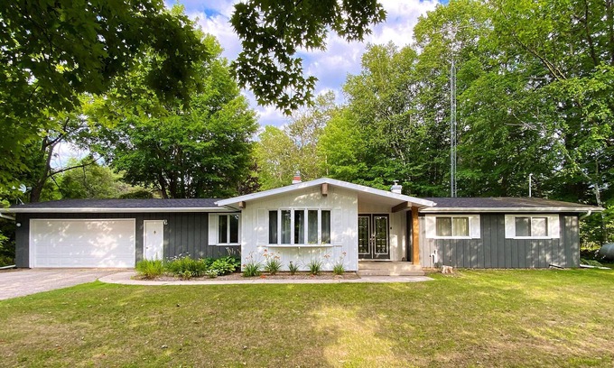 Fish Creek House | Save 10% on Weeknight Stays - Fish Creek - Trails + Fire Pit + Sleeps 10