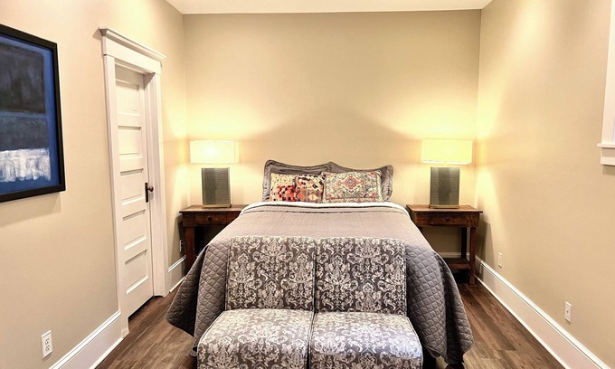 Willamette Heights Apartment | Savor all that Portland and Mother Nature have to offer at our lovely retreat!