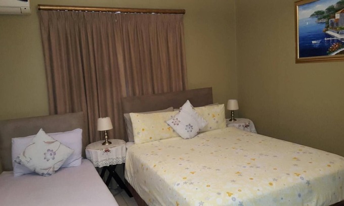 Rondebosch East Bed & Breakfast | Savoy Lodge with Breakfast included! - nice Budget Triple Room 2
