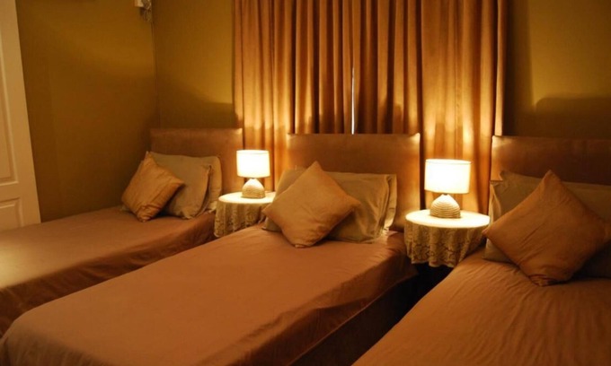 Rondebosch East Bed & Breakfast | Savoy Lodge with Breakfast included! - Budget Triple Room 3