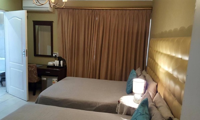 Rondebosch East Bed & Breakfast | Savoy Lodge with Breakfast included! - Budget standard double room 3