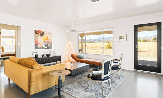 Pioneertown House | Sawtooth House - Hot tub - Views - Yoga Space