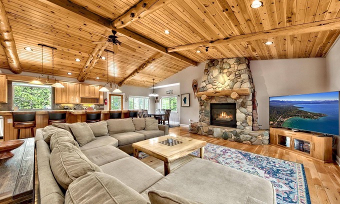 Tahoe Paradise Cabin | Saxon Creek Backyard Trail, Hot Tub, Pool Table, EV Plug, Forest Land