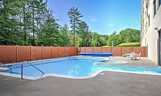 Snowshoe Condo | SC 2204 Completely Renovated Studio, Bright Winter Escape!