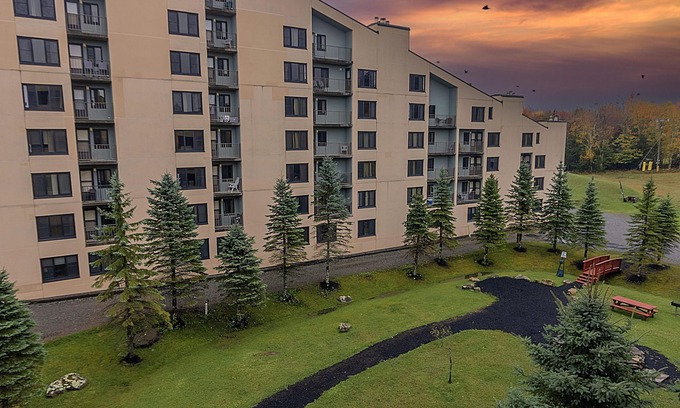 Snowshoe Condo | SC 2407: Beautiful & modern! Smart TV + fireplace. Balcony, pool & hot tub!