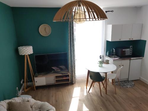 Saint-Brieuc Apartment | Scandinave - proche gare & centre-ville - stationnement - cour intérieure table & chaises