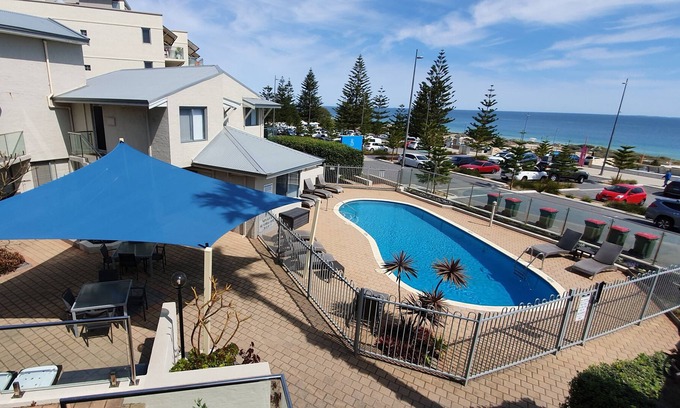 Scarborough Apartment | Scarborough Beach Front Resort Shell 13