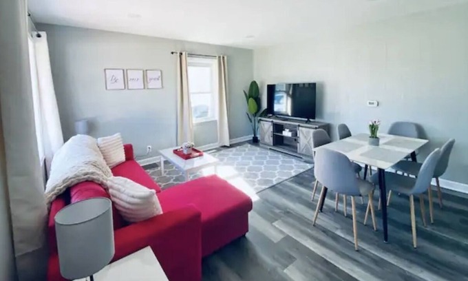 Streamwood House | Scarlet Star - 3Br home in Streamwood
