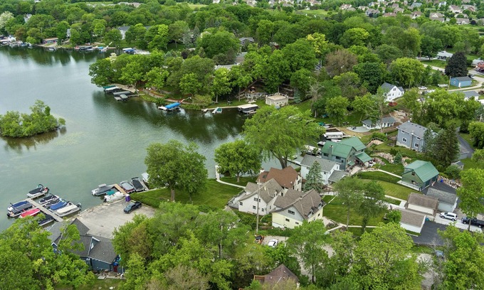 Okauchee Lake House | Scenic 4 bedroom WI Lake Home - Newly Renovated!