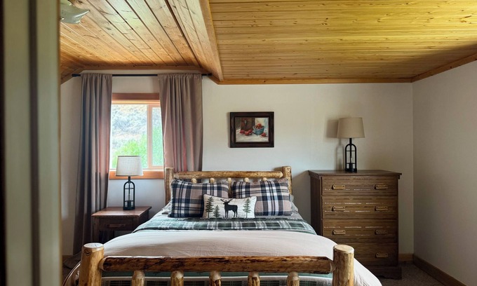 Salmon Cabin | Scenic Cabin Escape- Steps to Goldbug Trailhead