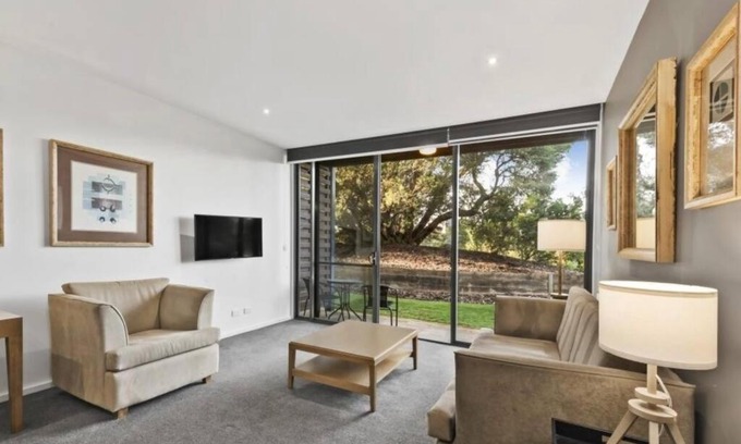 Fingal Apartment | Scenic Golf & Spring 1BR Getaway