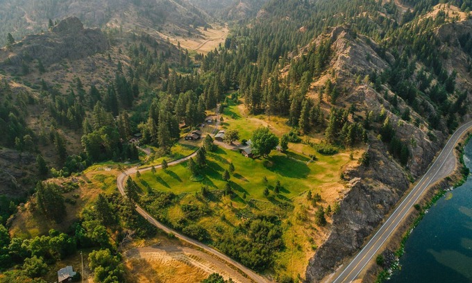 Cascade House | SCENIC HIDDEN VIEW ESTATE Next to the Missouri River