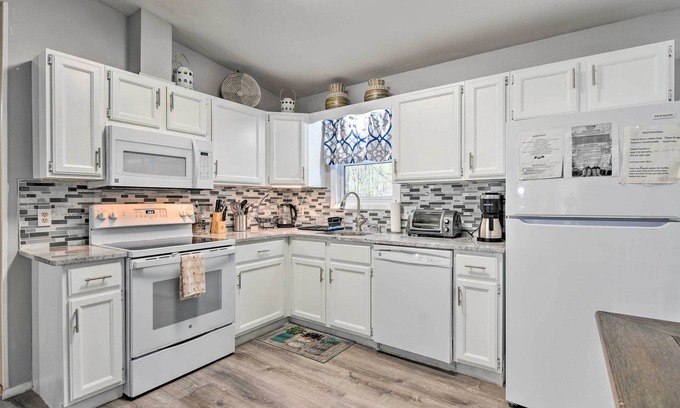 Bushkill House | Scenic Home w/Pool Access: 3 Mi to Bushkill Falls