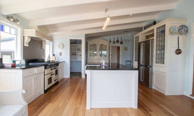 Brixton House | Scenic Homestead Retreat Near New Plymouth