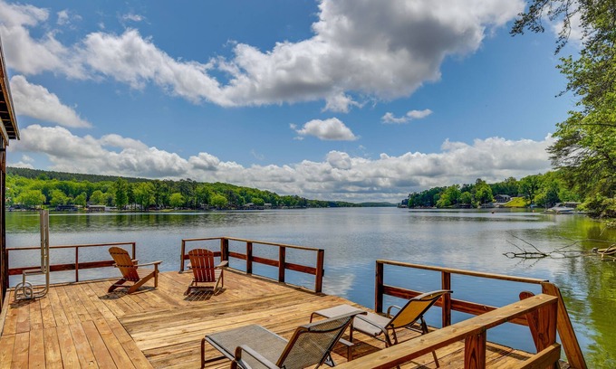 New London House | Scenic New London Home on Badin Lake