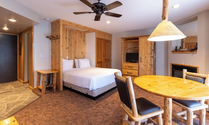 Olympic Valley Hotel | Scenic Olympic Valley Stay | 4 Relaxing Rooms w/Full Kitchen & Ski Access