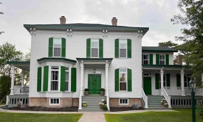 Fergus Falls House | Scenic River Views / Screened Porch / Restorative Getaway