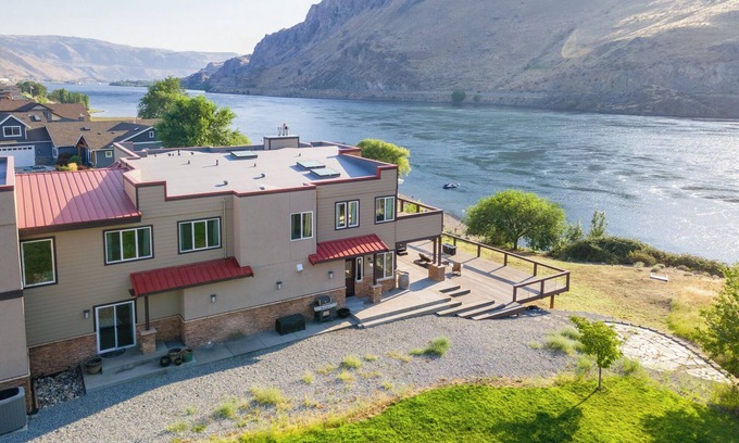 Orondo House | Scenic Riverfront Escape Near Chelan | Sleeps 16 + Hot Tub