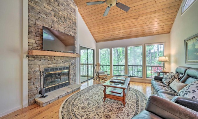 Sapphire Apartment | Scenic Sapphire Condo with Deck and Gas Grill!