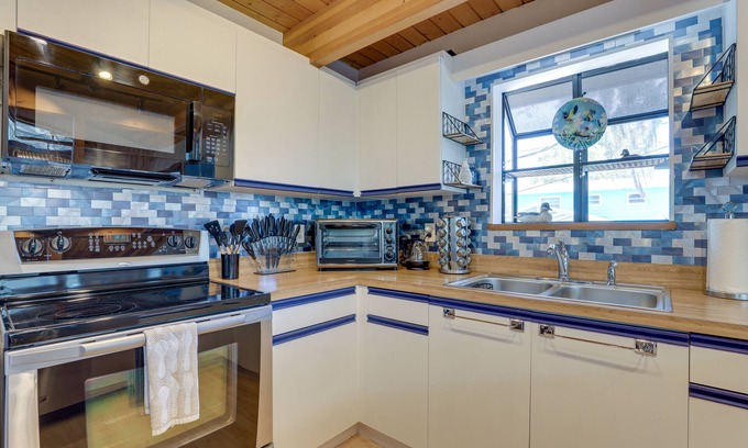 Siesta Key Cottage | Scenic Siesta Key Home ~ 1 Mi to Village & Beach!