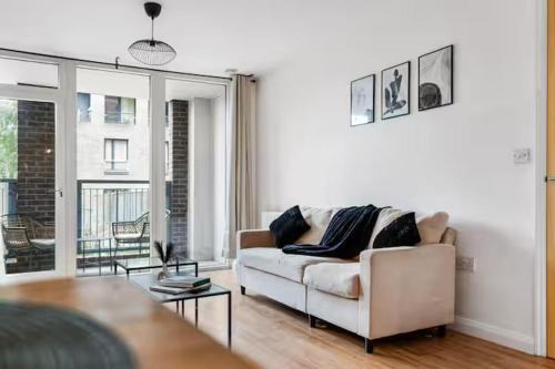 West Ham Apartment | Scenic Stratford Stay Modern with Balcony 10 mins from ABBA