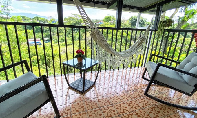 Pavas Apartment | Scenic Studio Retreat: Haven for Digital Nomads