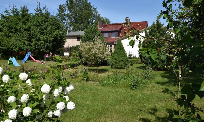 Blowatz Apartment | Schöne Ferienwohnung mit Garten in Robertsdorf