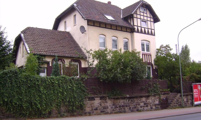 Kray House | Schönes Doppelbettzimmer im Untergeschoss inkl Parkplatz nach Verfügbarkeit