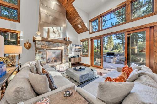 Truckee House | Schaffers Mill Escape Golf Views and Near Skiing