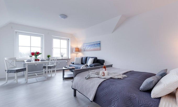 Schleswig Apartment | Schleiblick - shower, sofa bed, TV, WiFi, Schleiblick, parking space