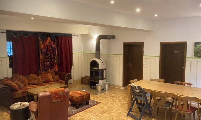 Bad Arolsen Apartment | Schnuckelige Gruppenunterkunft am Schwimmbad in Landau mit Sauna und Kletterwand