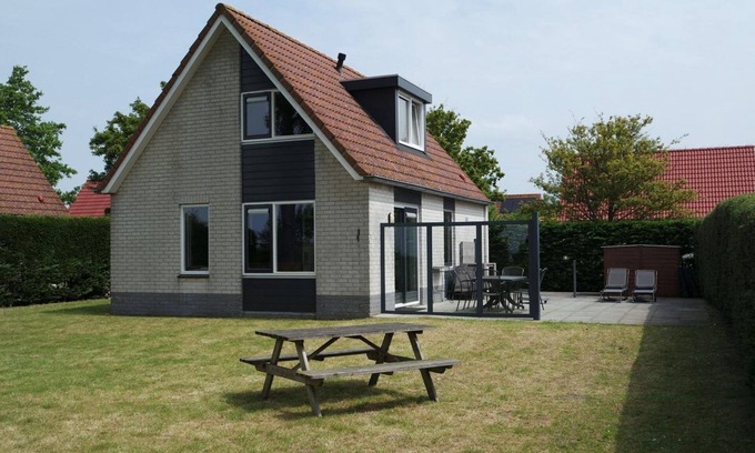 Breskens House | Schoneveld 184 is a holiday home of the type "Stern". The holiday home is quietly situated on the edge of holiday park Schoneveld and has a view over nature reserve "Waterdunen".