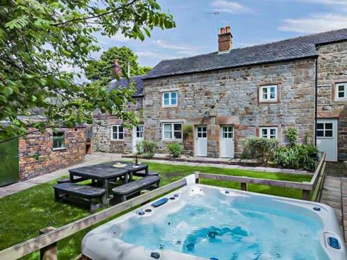 Leek House | School House, cosy cottage for 12 with hot tub in the Peak District