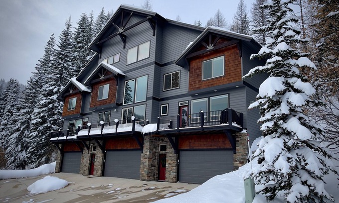 Sandpoint Condo | Schweitzer Condo. TRANSFERABLE SKI LIFT PASS INCLUDED! Hot Tub, 2-car Garage.