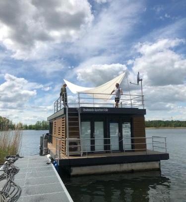 Oberhavel House | Schwimmende Ferienwohnung, Hausboot Urlaub als Festlieger am Steg