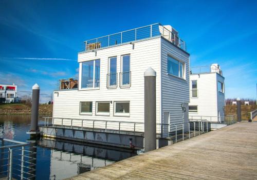 Olpenitz Boat Rental | Schwimmendes Haus - An Bord Zwei