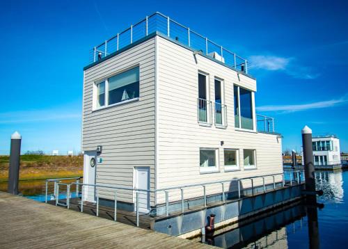 Olpenitz Boat Rental | Schwimmendes Haus - An Bord 1