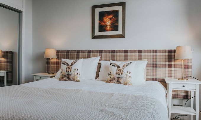 West End Apartment | Scottish Apartment with Amazing Castle Views