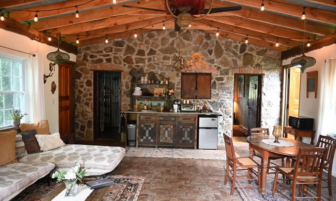 Caroline Cabin | Scottland Yard Farm's - Upscale Rustic Garden House