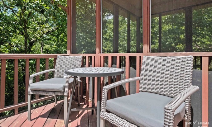 Bella Vista House | Screen Porch Haven-bike, hike, golf, close to hwy