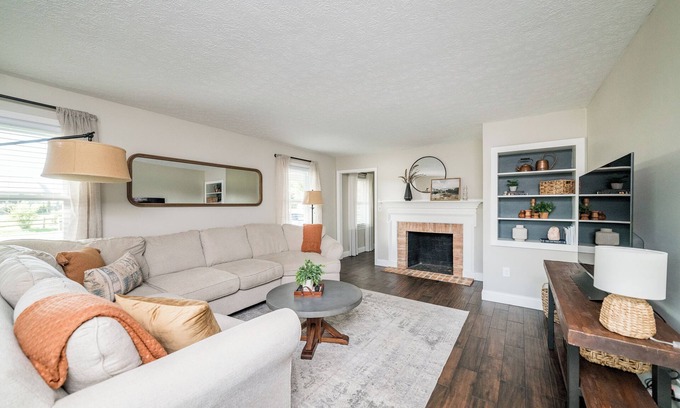 Lynchburg House | Screened-in Hot Tub, Clean, 5 min to LU + Shopping!