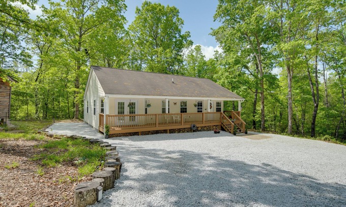 Tamassee House | Screened Porch: Forested Tamassee Escape!