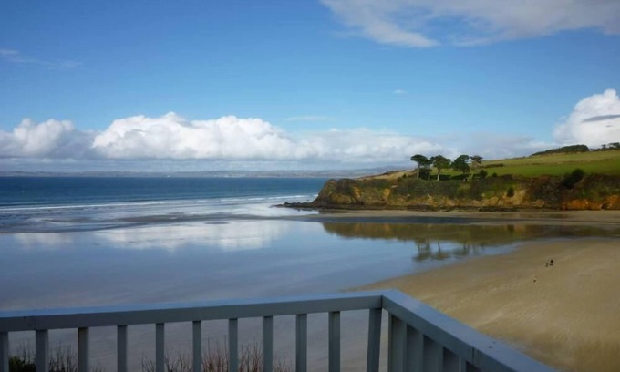 Douarnenez Apartment | Sea and sand in large screan.