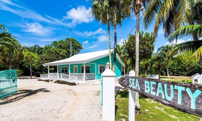 Breakers House | Sea Beauty by Grand Cayman Villas & Condos