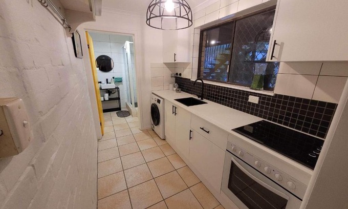 Moffat Beach Apartment | Sea breeze apartment