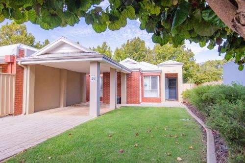 Broadwater House | Sea Breeze Family Retreat at Cape View Resort