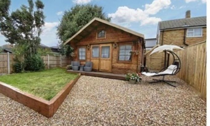 Christchurch Ski Chalet | Sea breeze lodge mudeford