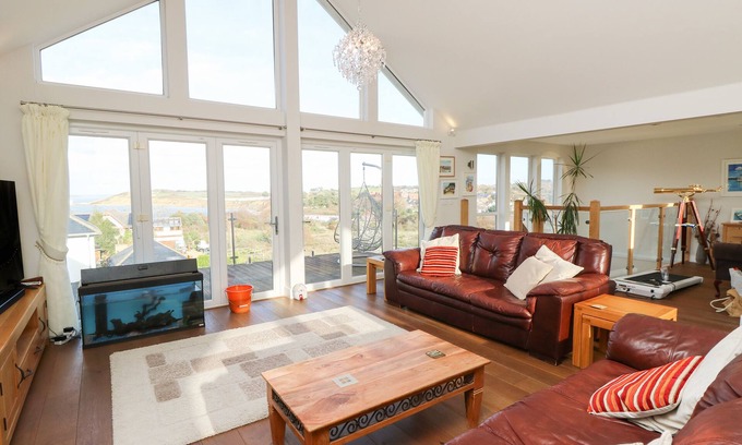 Totland Bay House | SEA BREEZE, pet friendly, country holiday cottage in Totland