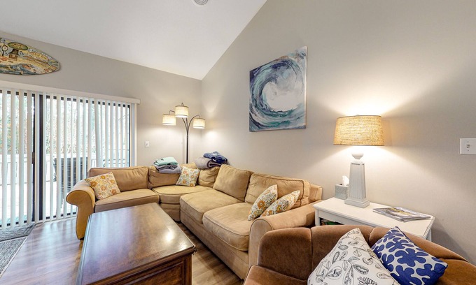 Bethany Beach Condo | Sea Colony Condo with WiFi, Deck, Shared Pools/Sauna/Tennis, & Beach Access