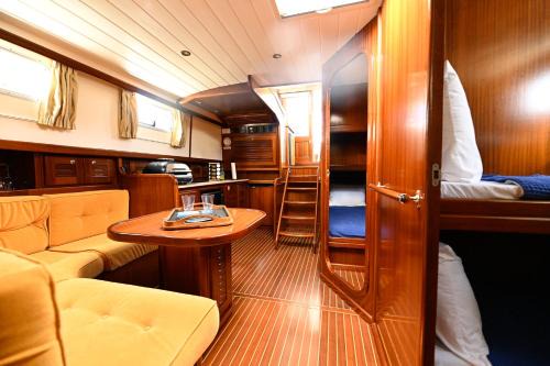 Downtown Nassau Boat Rental | Sea Dreams I